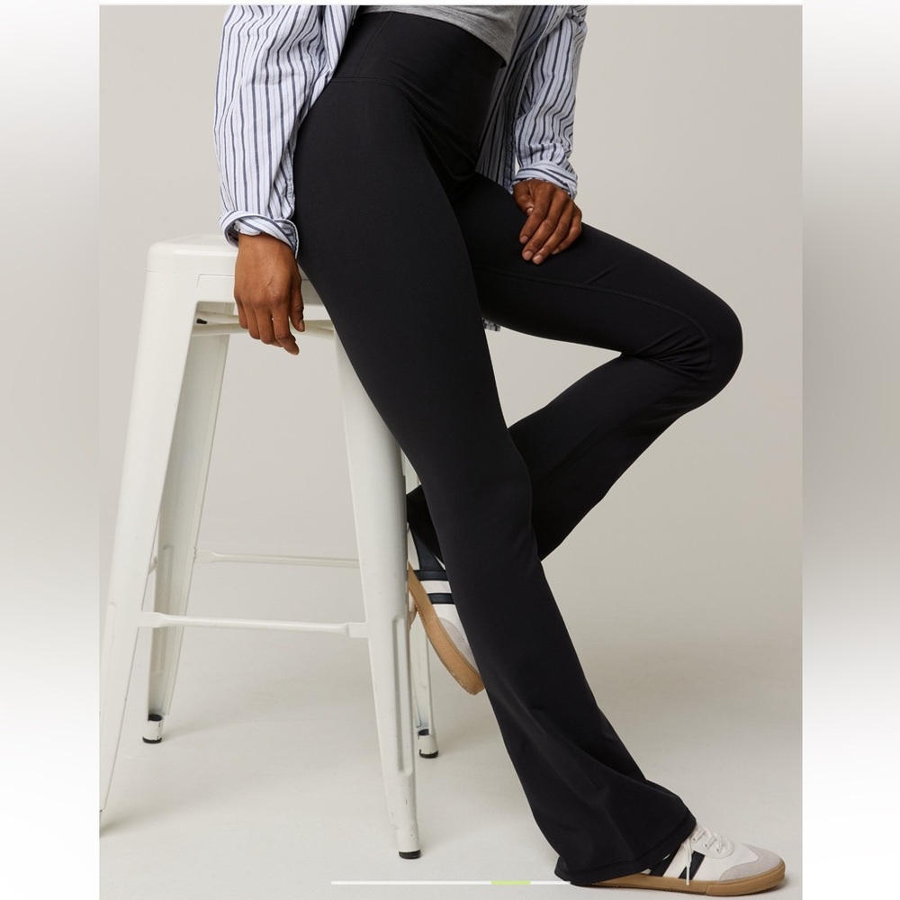 OFFLINE By Aerie The Hugger High Waisted True Black Bootcut Leggings Size XL - Picture 4 of 7